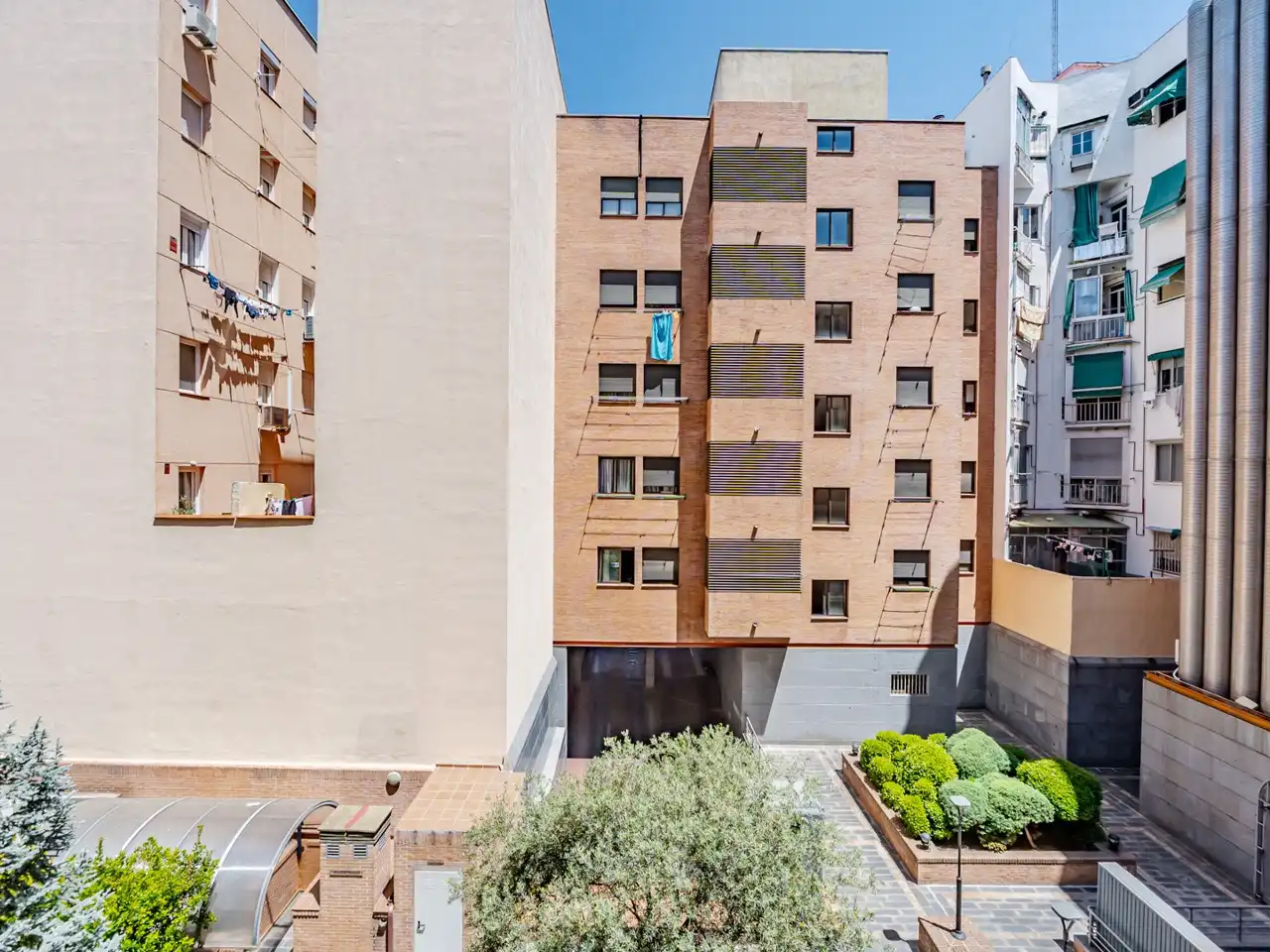 Flat for rent in Castillejos - Cuzco Exterior view of Flat for rent in Madrid with Air Conditioner, Heating and Video intercom