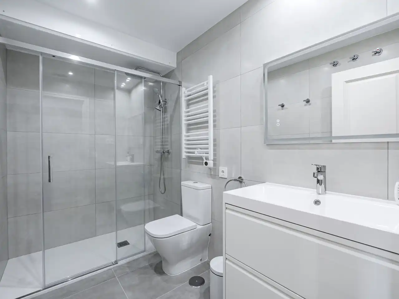 Flat for rent in Castillejos - Cuzco Bathroom of Flat for rent in Madrid with Air Conditioner, Heating and Video intercom