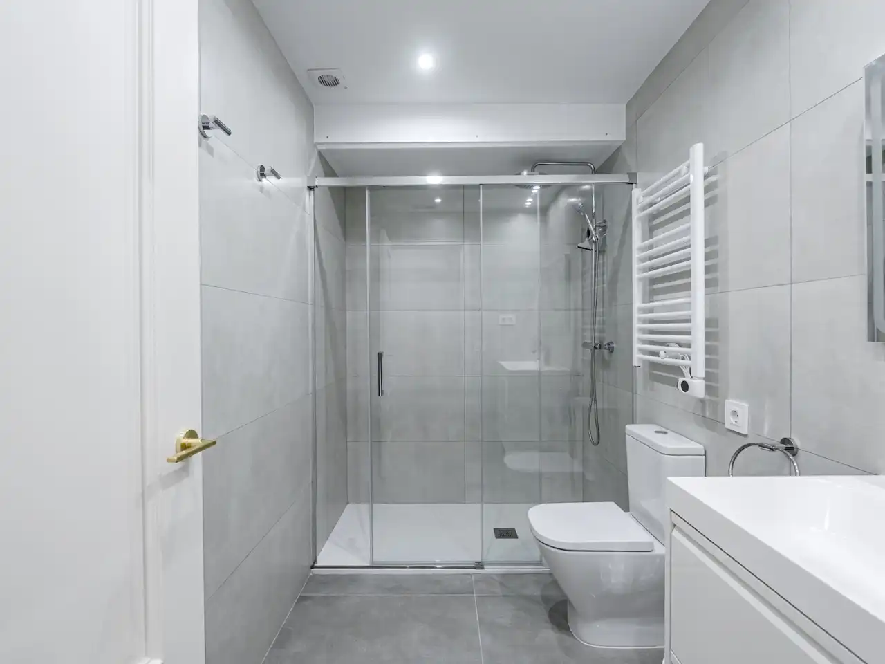 Flat for rent in Castillejos - Cuzco Bathroom of Flat for rent in Madrid with Air Conditioner, Heating and Video intercom