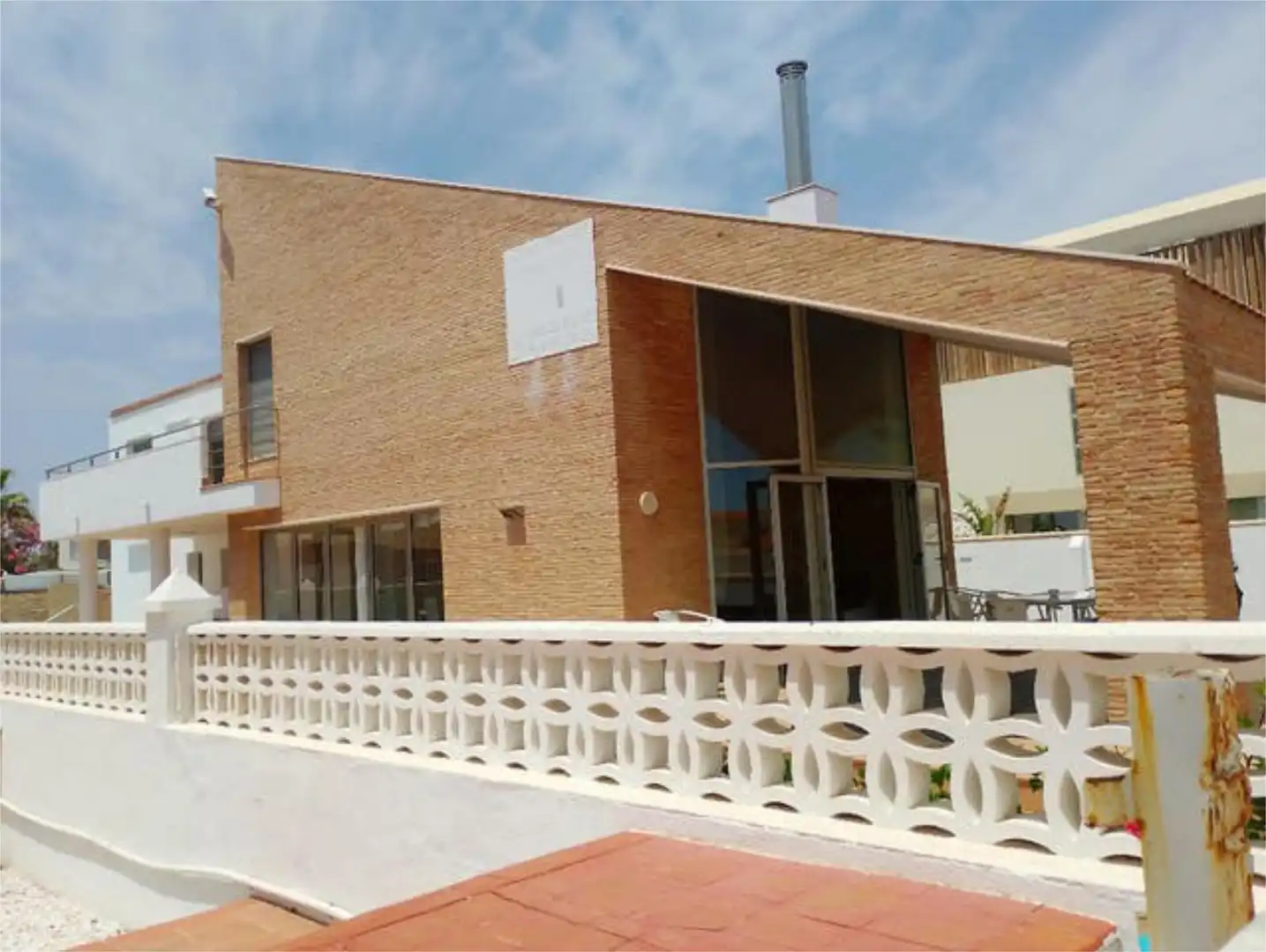 Einfamilien-Reihenhaus zum Verkauf in Playa del Galán Außenansicht von Einfamilien-Reihenhaus zum Verkauf in La Manga del Mar Menor mit Terrasse und Schwimmbad