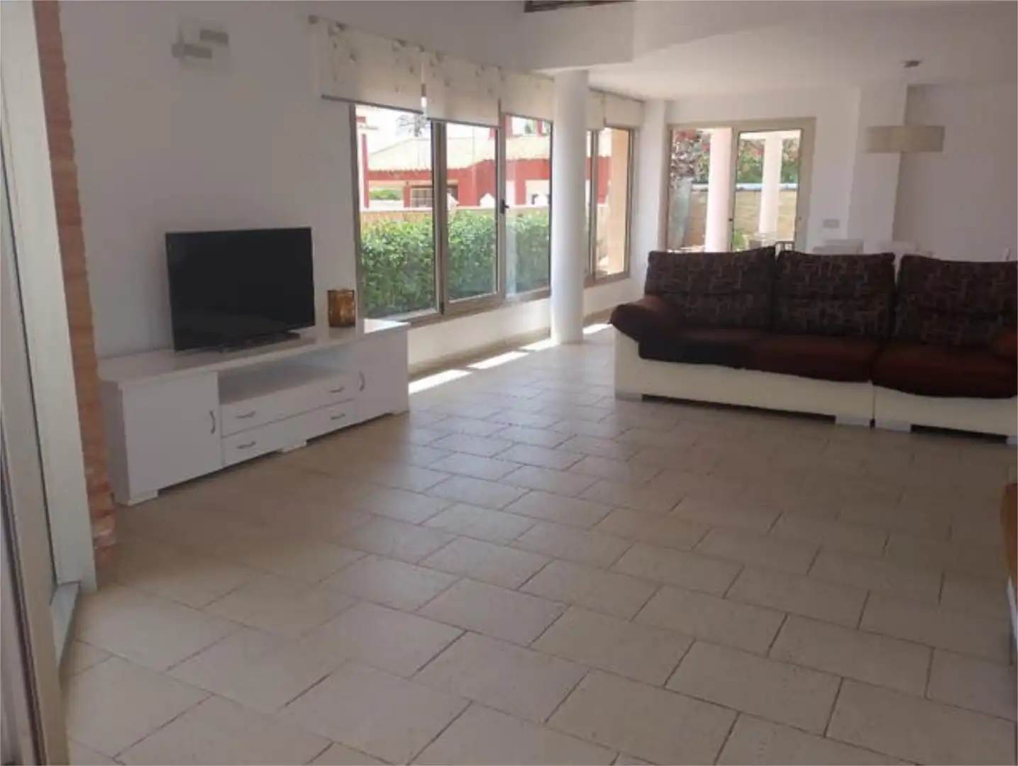 Einfamilien-Reihenhaus zum Verkauf in Playa del Galán Wohnzimmer von Einfamilien-Reihenhaus zum Verkauf in La Manga del Mar Menor mit Terrasse und Schwimmbad