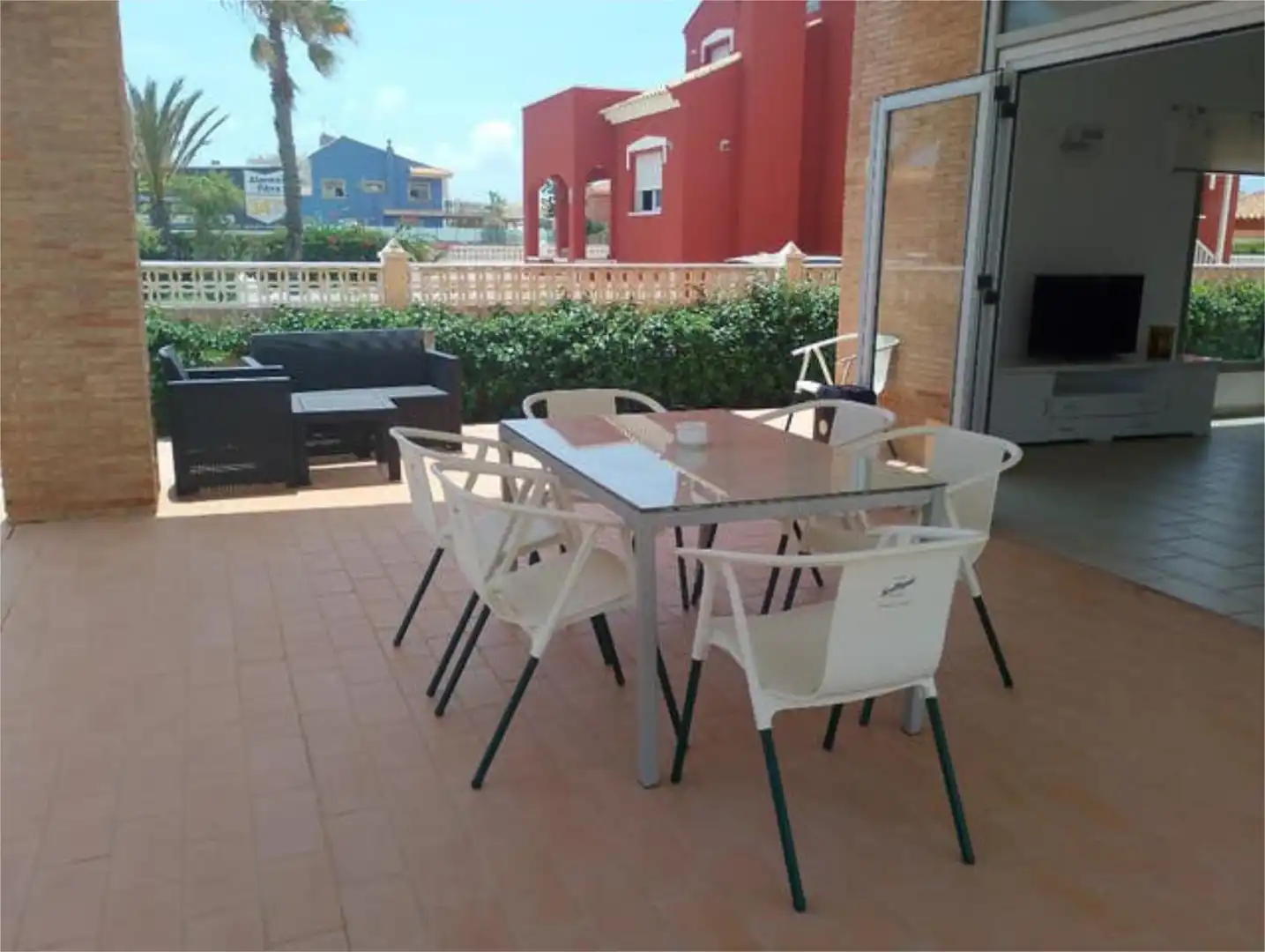 Einfamilien-Reihenhaus zum Verkauf in Playa del Galán Terrasse von Einfamilien-Reihenhaus zum Verkauf in La Manga del Mar Menor mit Terrasse und Schwimmbad