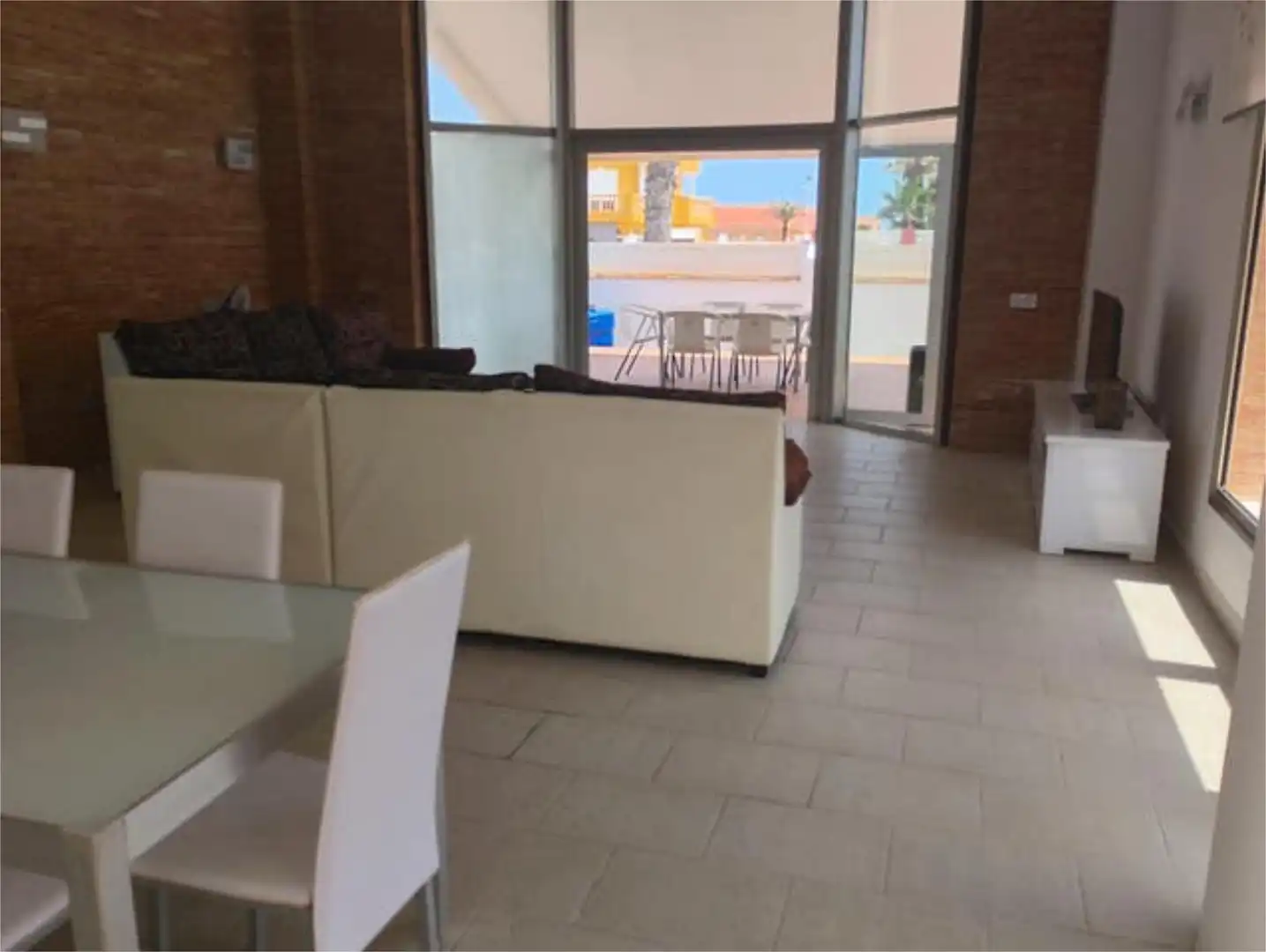 Einfamilien-Reihenhaus zum Verkauf in Playa del Galán Terrasse von Einfamilien-Reihenhaus zum Verkauf in La Manga del Mar Menor mit Terrasse und Schwimmbad
