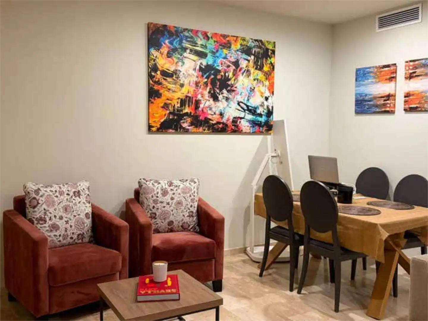 Pis de lloguer a Barrio del Nervión Sala d'estar de Pis de lloguer en Sevilla amb Calefacció, Terrassa i Moblat