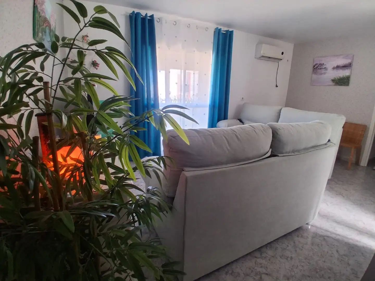 Dúplex de alquiler en Calle Batalla de San Quintín, 2, Dos Hermanas Sala de estar de Dúplex de alquiler en Dos Hermanas con Aire acondicionado, Terraza y Balcón