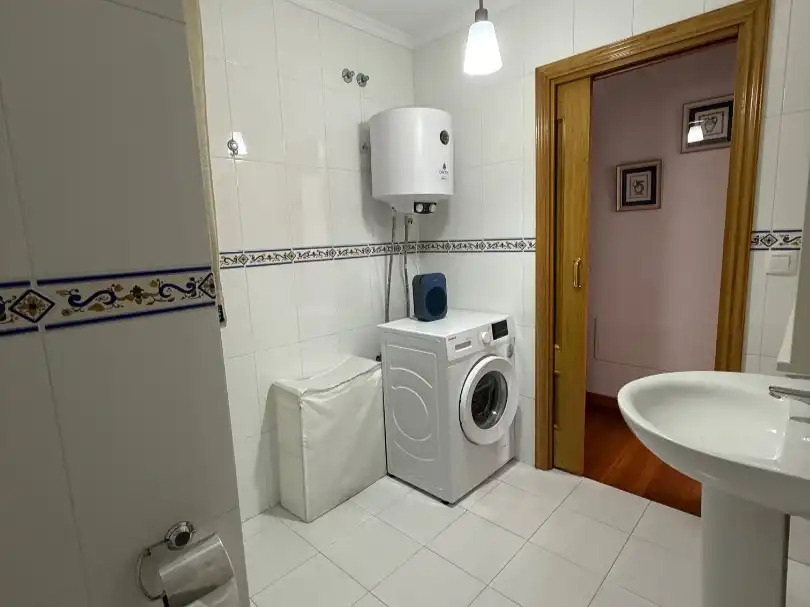 Flat for rent in Rúa Real, 123, Centro Bathroom of Flat for rent in Ferrol with Heating, Parquet flooring and Furnished
