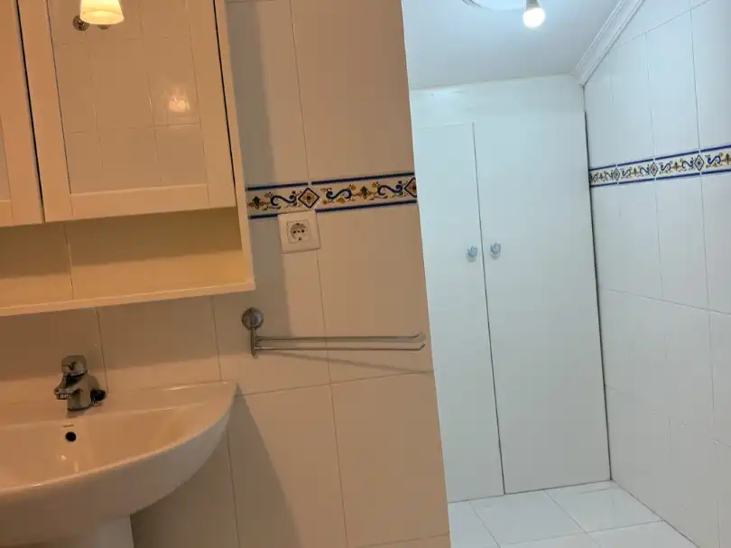 Flat for rent in Rúa Real, 123, Centro Bathroom of Flat for rent in Ferrol with Heating, Parquet flooring and Furnished