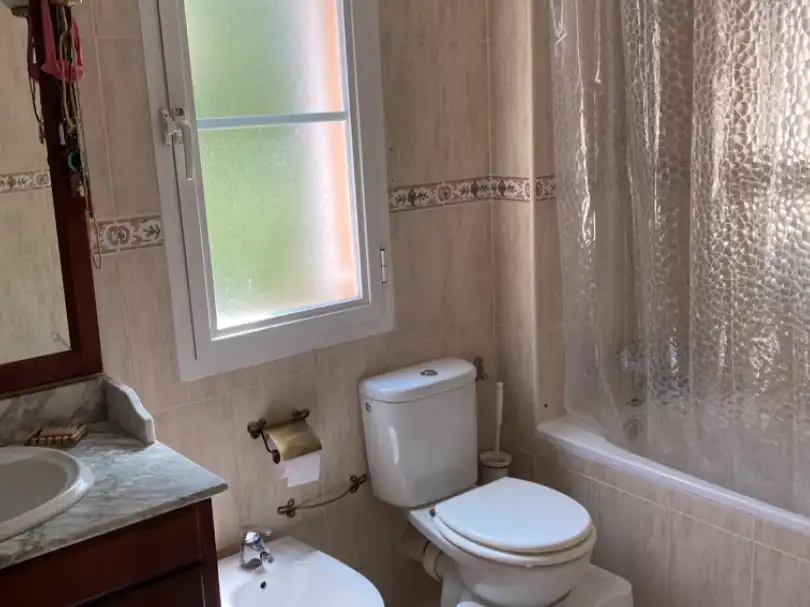 Wohnung zum Verkauf in Calle Infanta Cristina, 13, Mojadillas - Parque de las Infantas - El Paraiso Badezimmer von Wohnung zum Verkauf in Valdemorillo mit Klimaanlage, Privatgarten und Schwimmbad