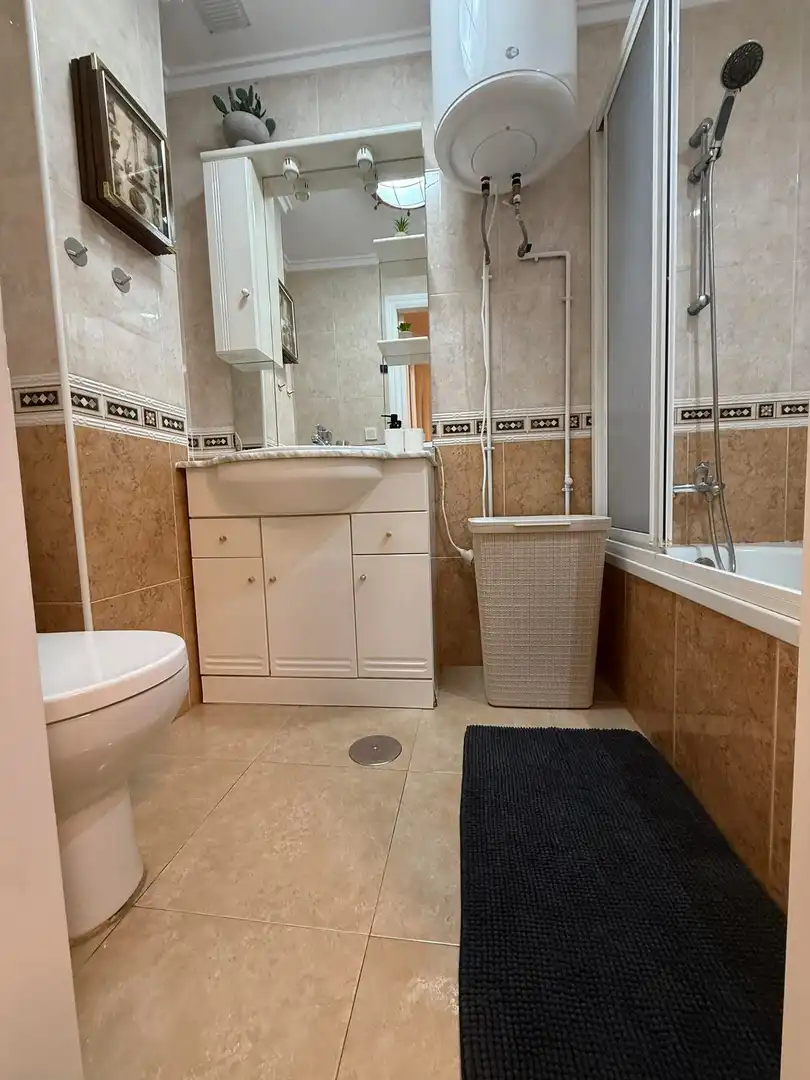 Bathroom of Flat for rent in Torrevieja  with Air Conditioner, Heating and Terrace