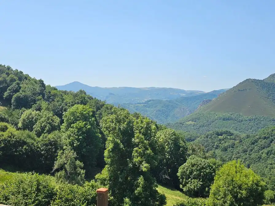 Außenansicht von Einfamilien-Reihenhaus zum Verkauf in Teverga mit Privatgarten, Terrasse und Balkon