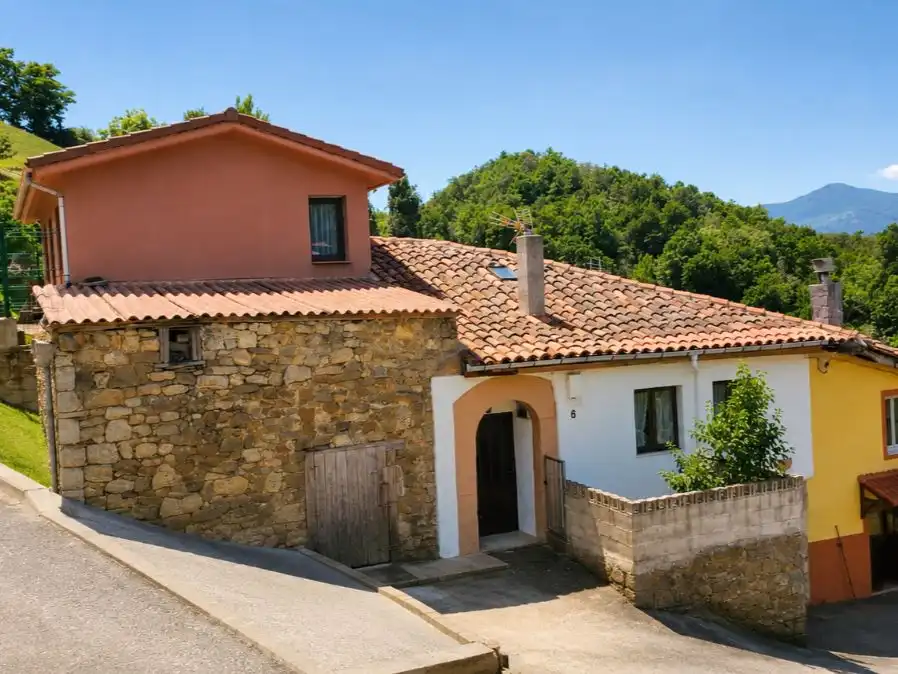 Außenansicht von Einfamilien-Reihenhaus zum Verkauf in Teverga mit Privatgarten, Terrasse und Balkon