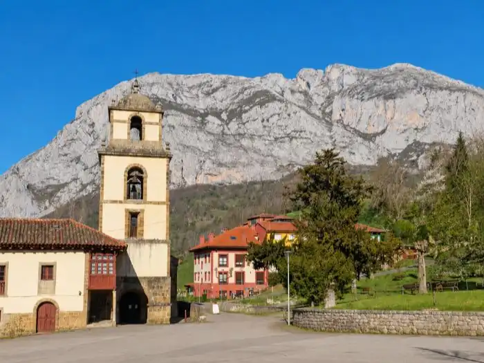 Außenansicht von Einfamilien-Reihenhaus zum Verkauf in Teverga mit Privatgarten, Terrasse und Balkon