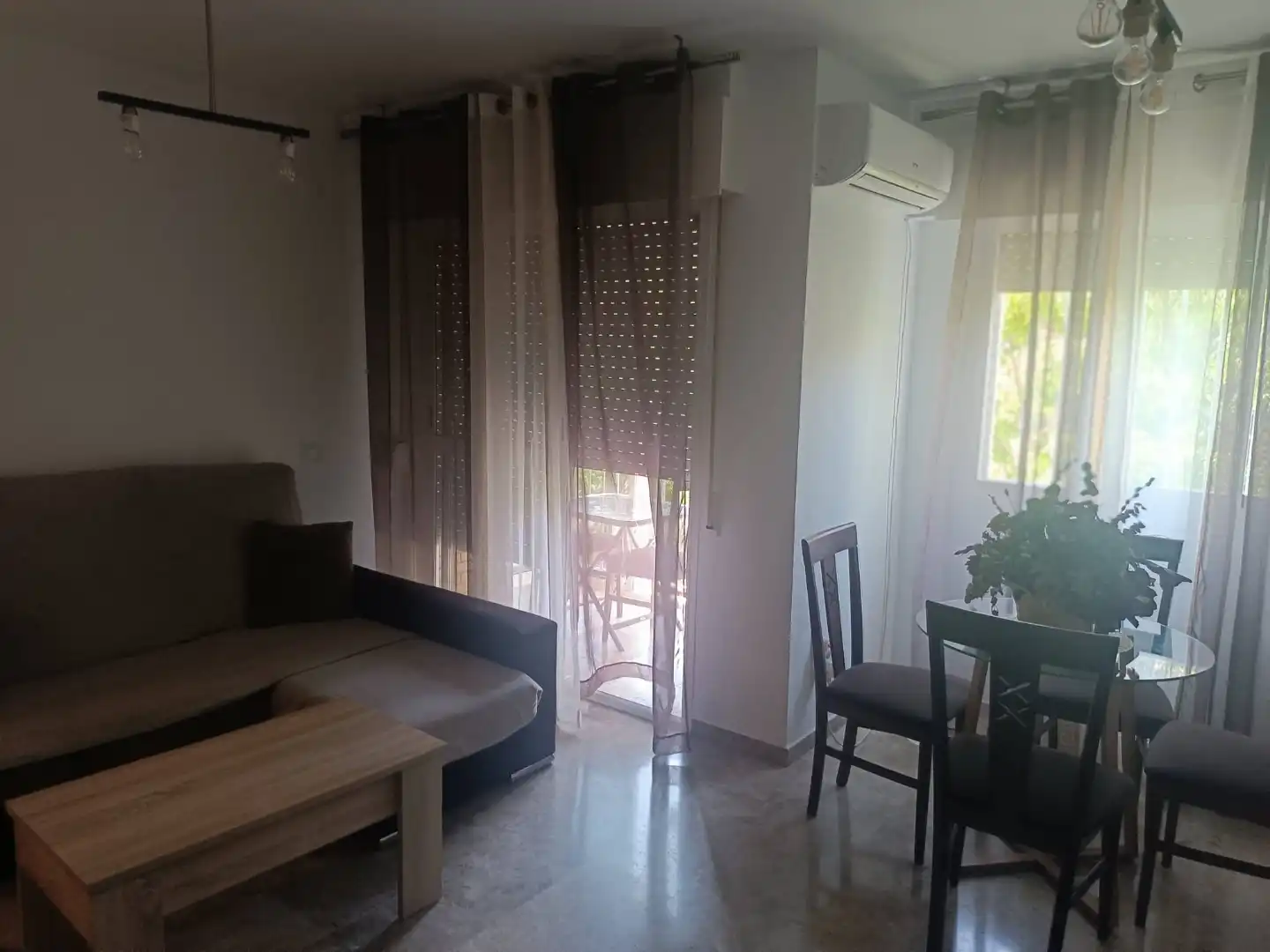 Flat for rent in Calle Julio de Arteche, Poniente-Norte - Miralbaida - Parque Azahara Living room of Flat for rent in Córdoba with Air Conditioner, Furnished and Oven