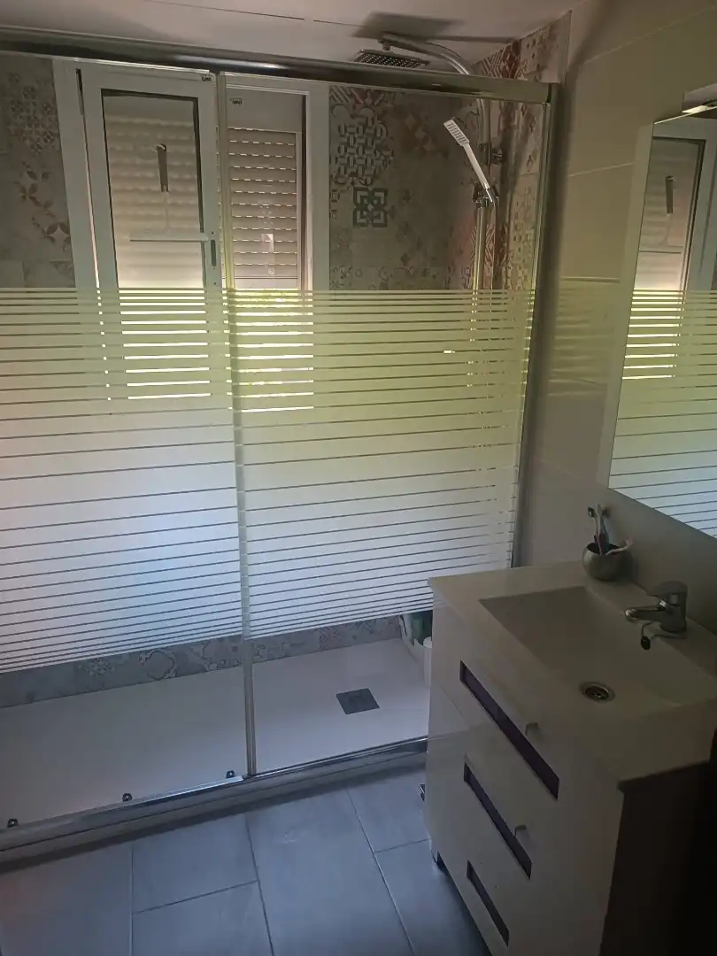 Flat for rent in Calle Julio de Arteche, Poniente-Norte - Miralbaida - Parque Azahara Bathroom of Flat for rent in Córdoba with Air Conditioner, Furnished and Oven