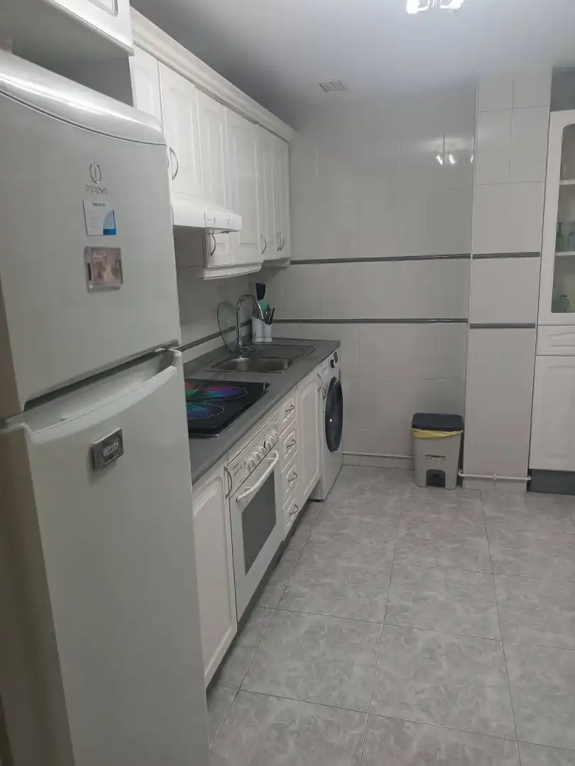 Flat for rent in Calle Julio de Arteche, Poniente-Norte - Miralbaida - Parque Azahara Kitchen of Flat for rent in Córdoba with Air Conditioner, Furnished and Oven