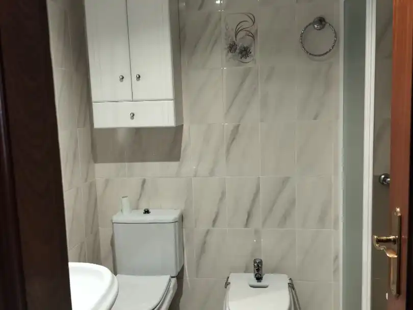 Baño de Apartamento de alquiler en Palencia con Calefacción, Parquet y Amueblado