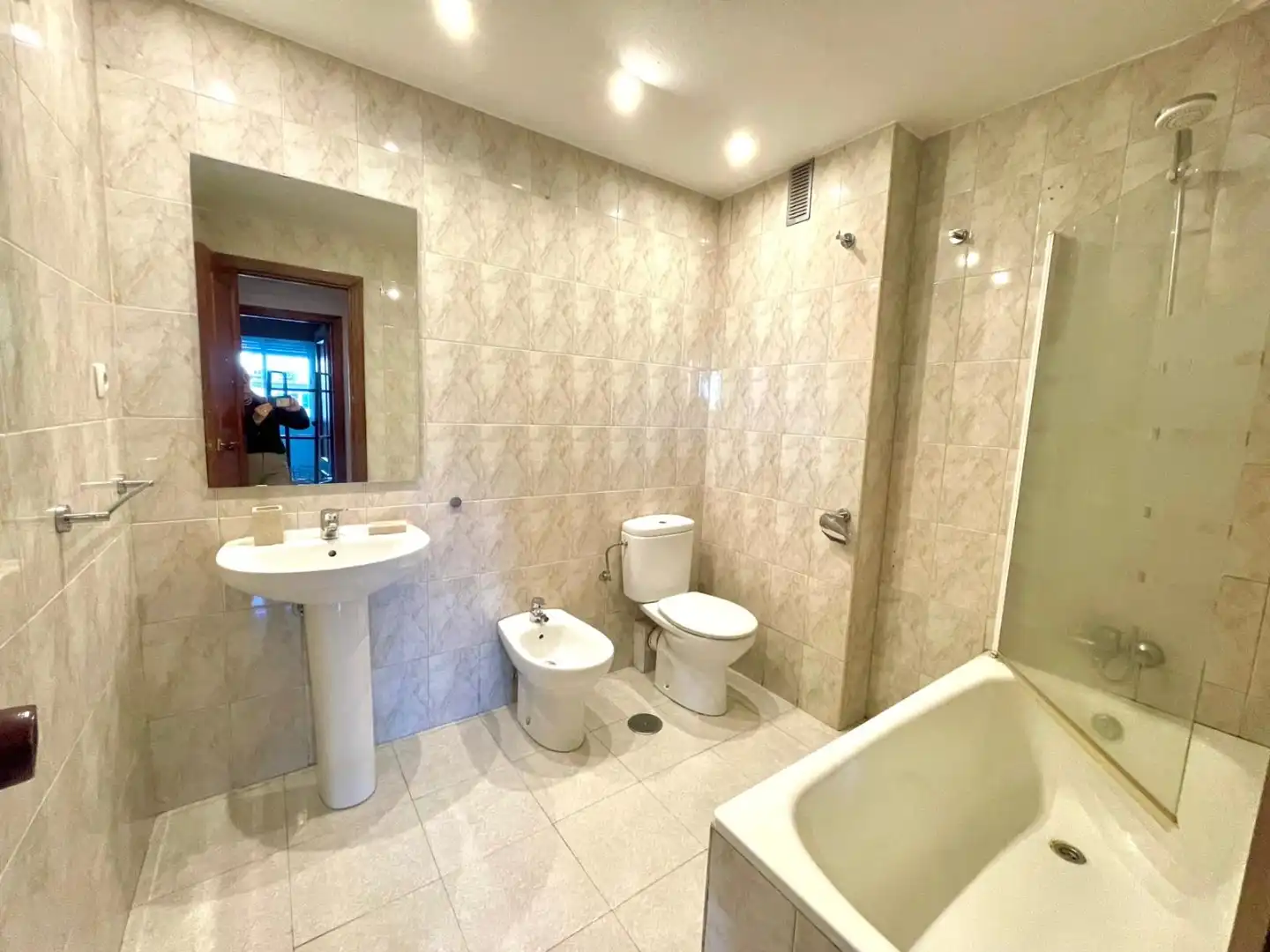 Flat for sale in A-1 Vía de Servicio, 20, Castilla Bathroom of Flat for sale in Madrid with Air Conditioner, Heating and Parquet flooring