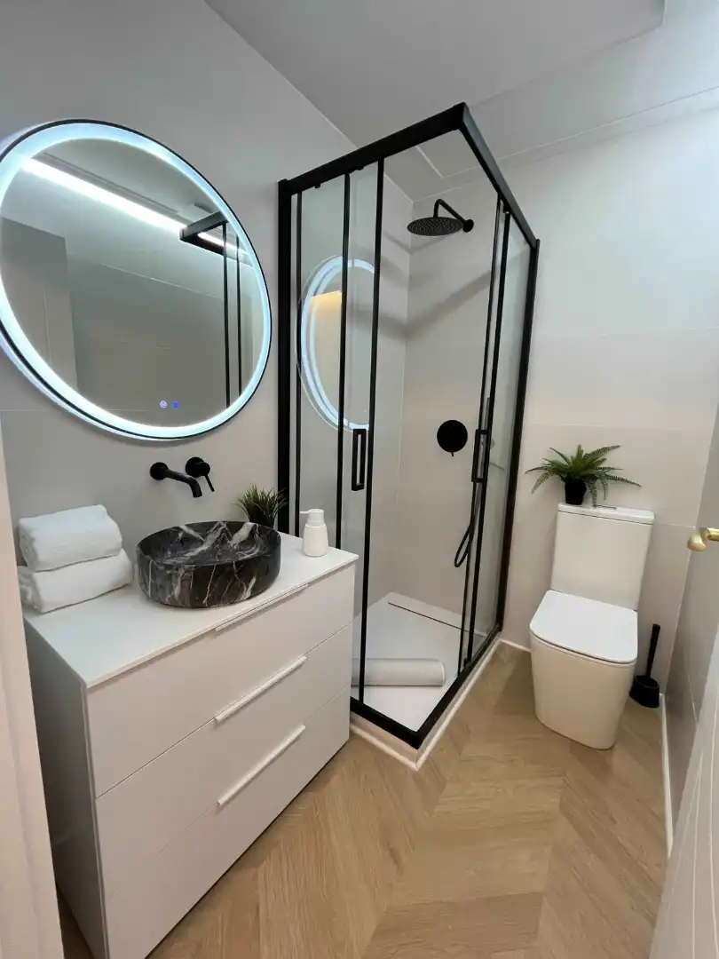 Flat for rent in Calle Esteban Illán, 7, Casco Histórico Bathroom of Flat for rent in Toledo with Air Conditioner, Heating and Terrace