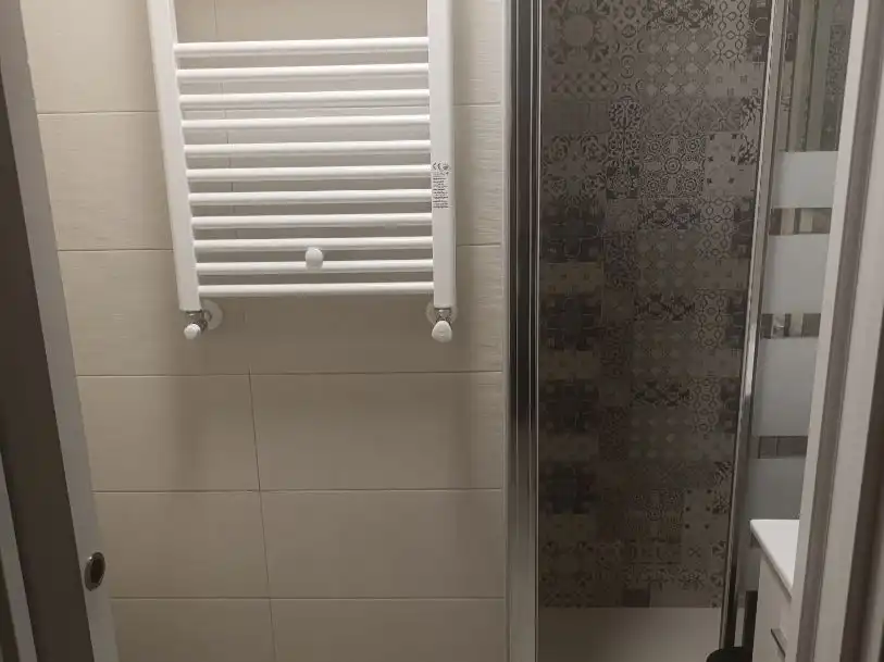 Room in Calle Química, 11, Virgen del Rosario Bathroom of Flat for share in Torrejón de Ardoz with Heating, Parquet flooring and Furnished