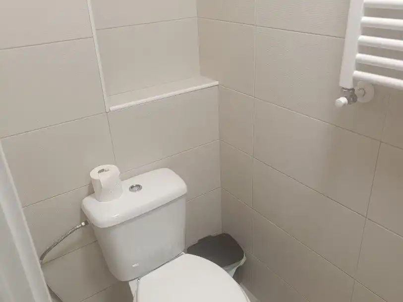 Room in Calle Química, 11, Virgen del Rosario Bathroom of Flat for share in Torrejón de Ardoz with Heating, Parquet flooring and Furnished
