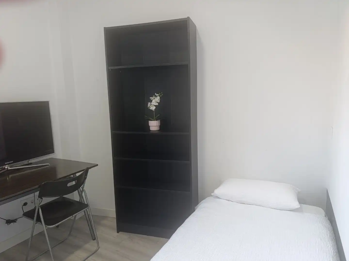 Room in Calle Química, 11, Virgen del Rosario Bedroom of Flat for share in Torrejón de Ardoz with Heating, Parquet flooring and Furnished