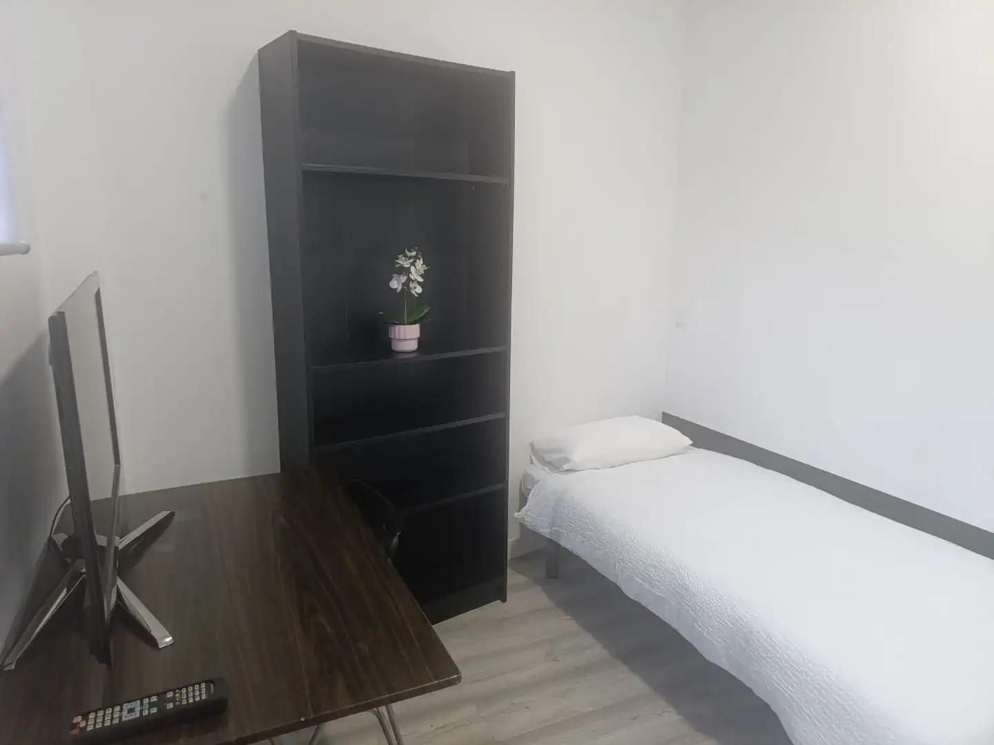 Room in Calle Química, 11, Virgen del Rosario Bedroom of Flat for share in Torrejón de Ardoz with Heating, Parquet flooring and Furnished
