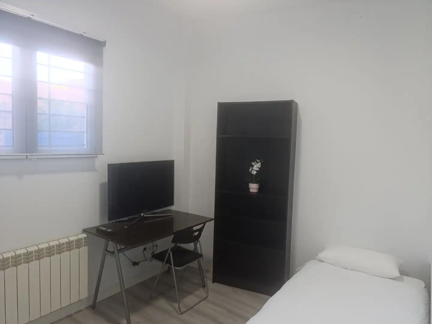 Room in Calle Química, 11, Virgen del Rosario Bedroom of Flat for share in Torrejón de Ardoz with Heating, Parquet flooring and Furnished