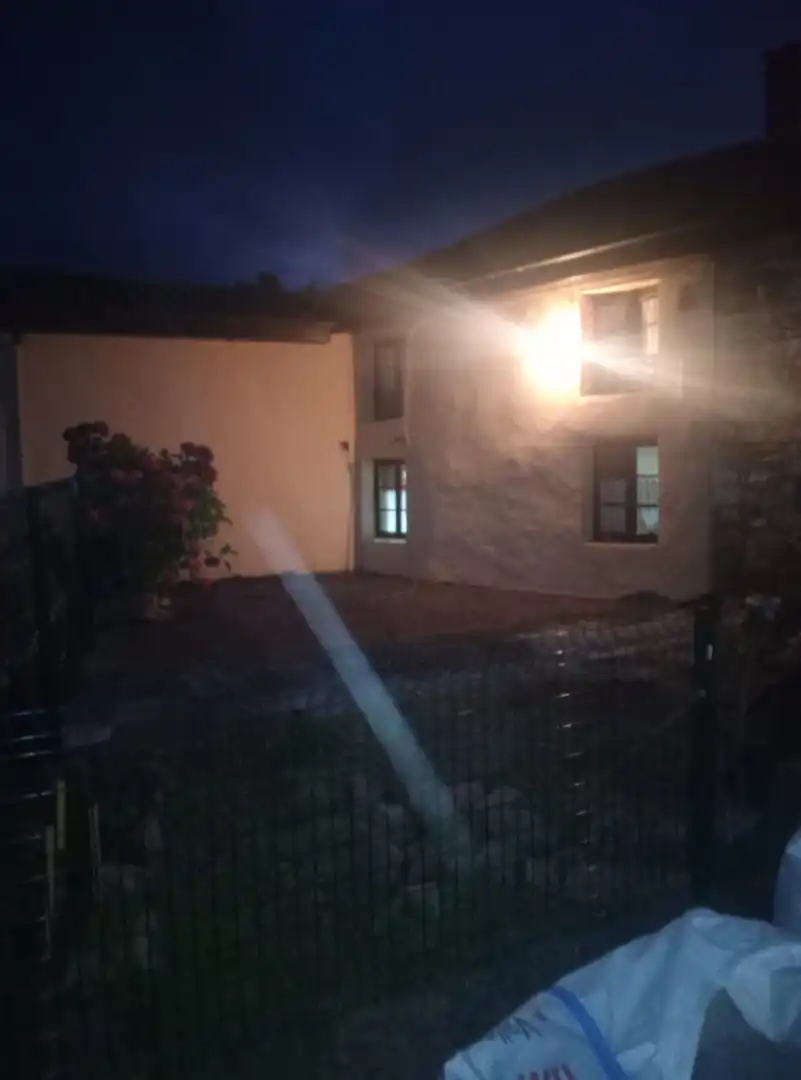 Einfamilien-Reihenhaus zur Miete in AS-228, Santo Adriano Außenansicht von Einfamilien-Reihenhaus zur Miete in Santo Adriano mit Privatgarten, Möbliert und Ofen