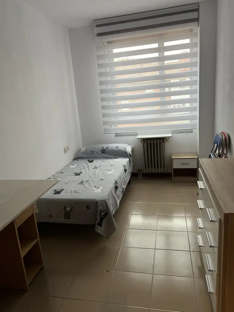 Pis de lloguer a Calle Jesús Calvo Melendro, 2, Calaverón - Pajaritos Dormitori de Pis de lloguer en Soria Capital amb Calefacció, Jardí privat i Terrassa