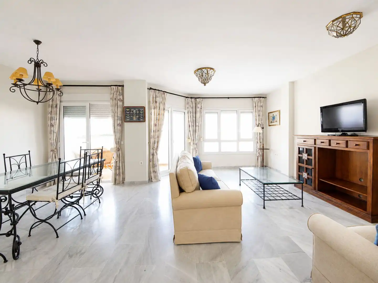 Piso de alquiler en Avenida Juan Vargas, Nueva Alcántara Sala de estar de Piso de alquiler en Marbella con Terraza, Piscina y Amueblado