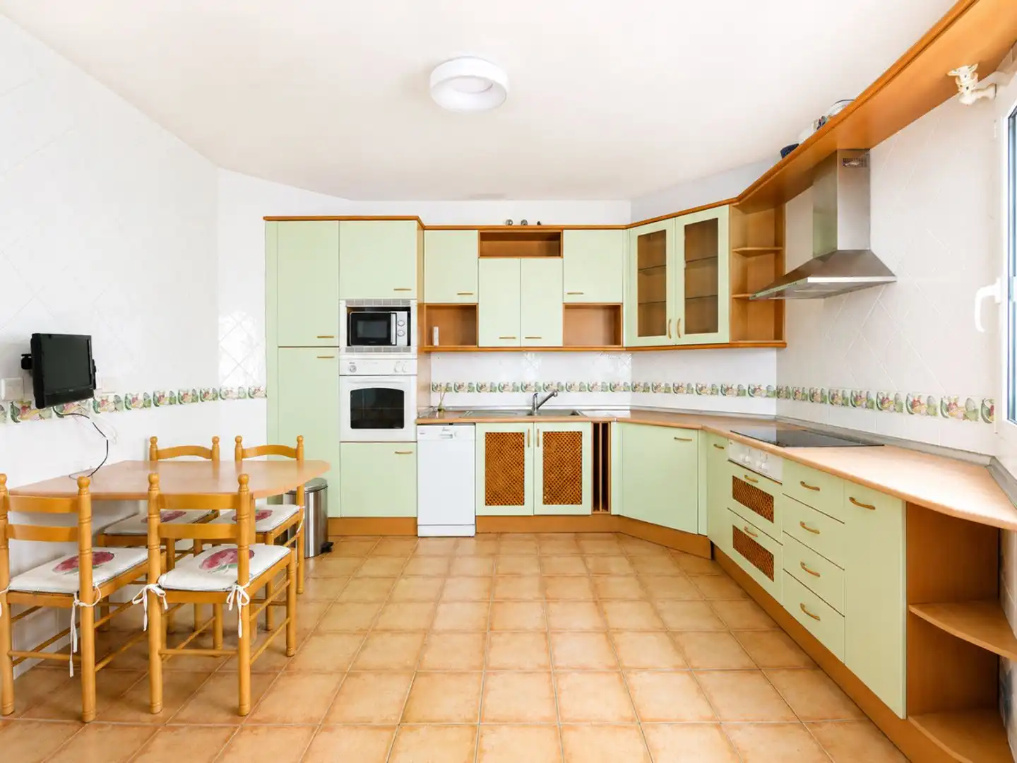 Piso de alquiler en Avenida Juan Vargas, Nueva Alcántara Cocina de Piso de alquiler en Marbella con Terraza, Piscina y Amueblado