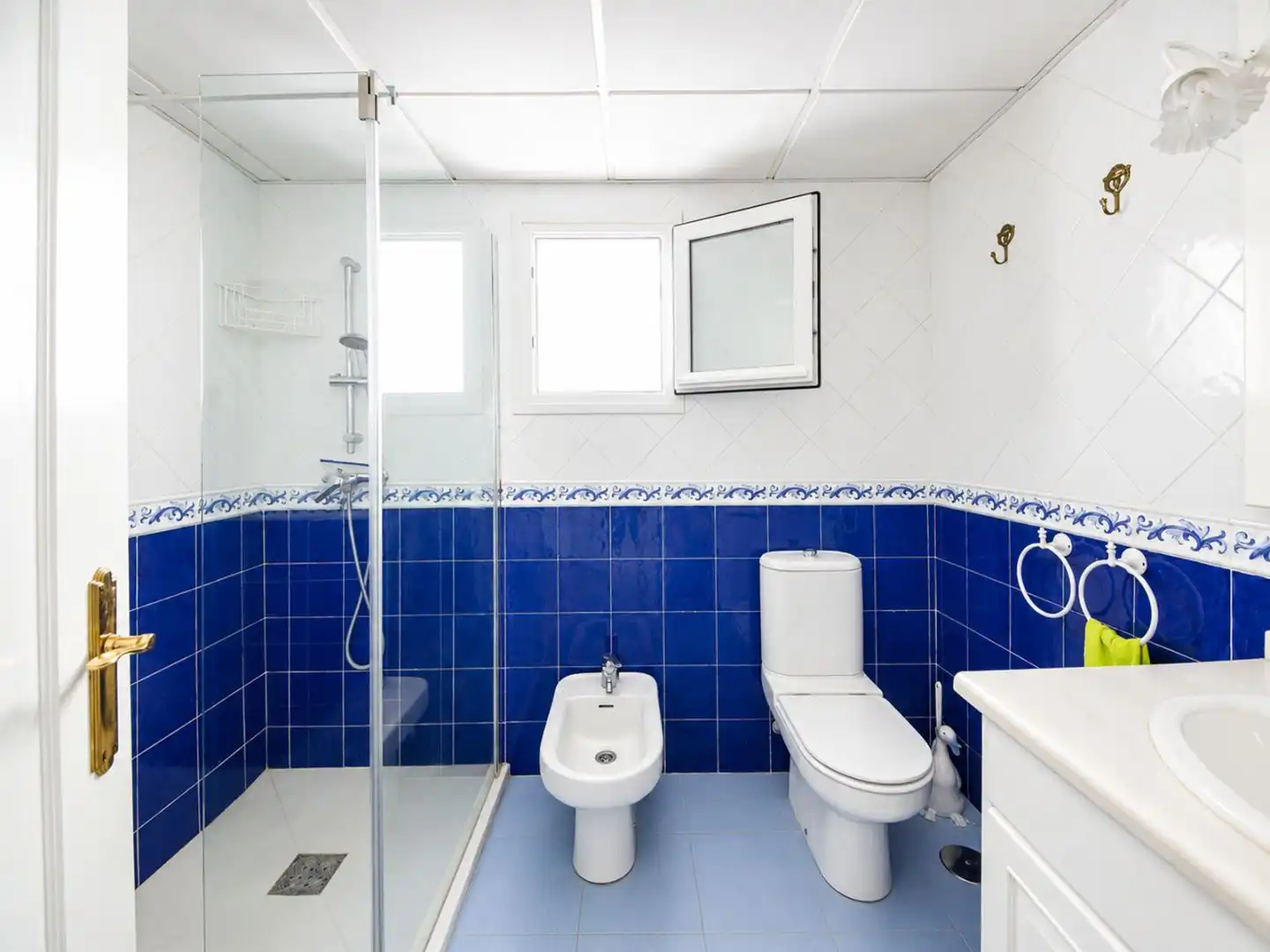 Piso de alquiler en Avenida Juan Vargas, Nueva Alcántara Baño de Piso de alquiler en Marbella con Terraza, Piscina y Amueblado