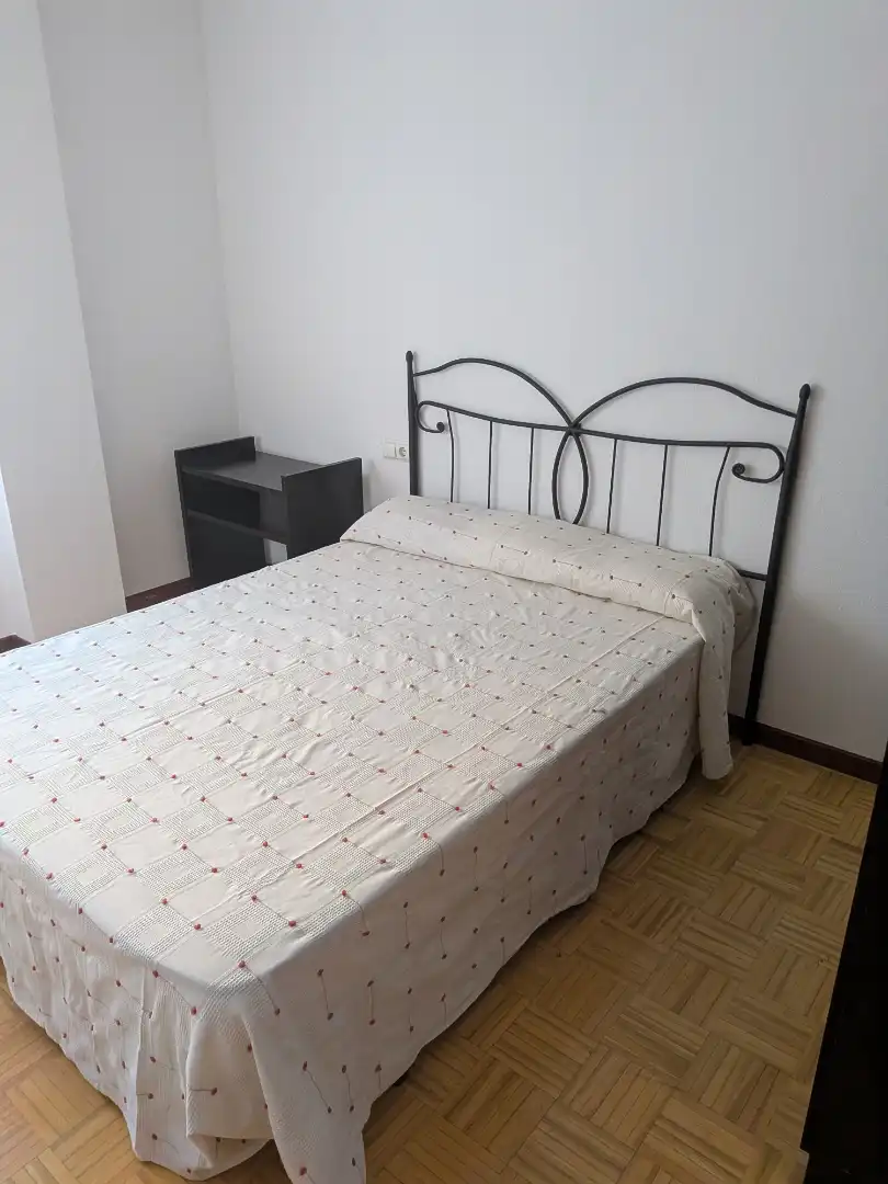 Pis de lloguer a Calle Cristóbal Halffter, 14, San Fernando - Carretera de Valencia Dormitori de Pis de lloguer en Cuenca amb Calefacció, Parquet i Terrassa