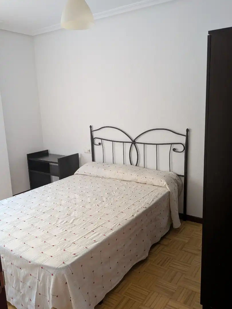Pis de lloguer a Calle Cristóbal Halffter, 14, San Fernando - Carretera de Valencia Dormitori de Pis de lloguer en Cuenca amb Calefacció, Parquet i Terrassa