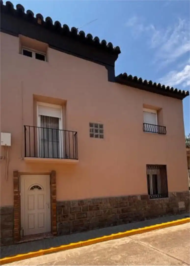 Einfamilien-Reihenhaus zum Verkauf in Salillas de Jalón Außenansicht von Einfamilien-Reihenhaus zum Verkauf in Salillas de Jalón mit Heizung, Privatgarten und Terrasse
