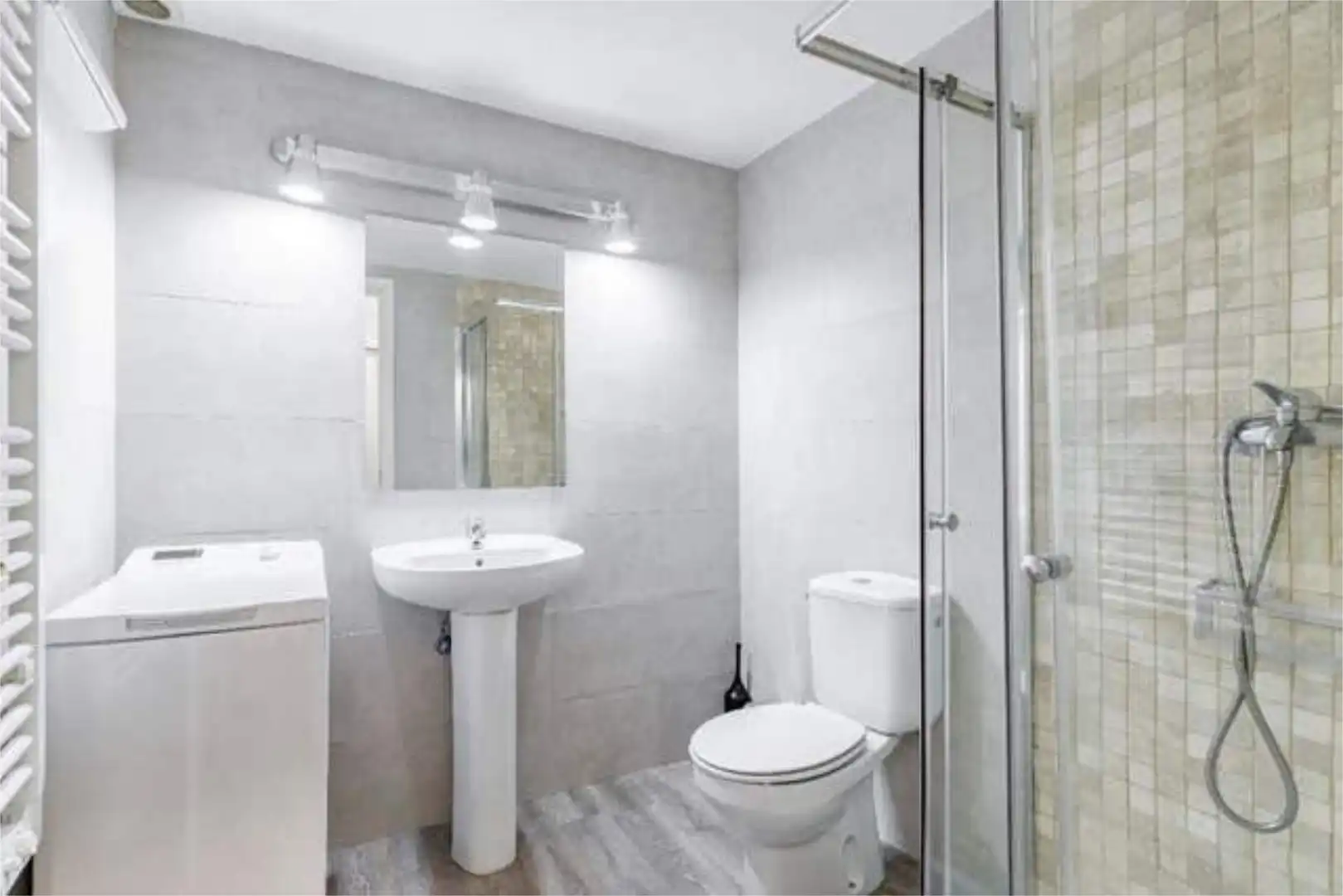 Apartament de lloguer a Universidad - Malasaña Bany de Apartament de lloguer en Madrid amb Calefacció i Moblat