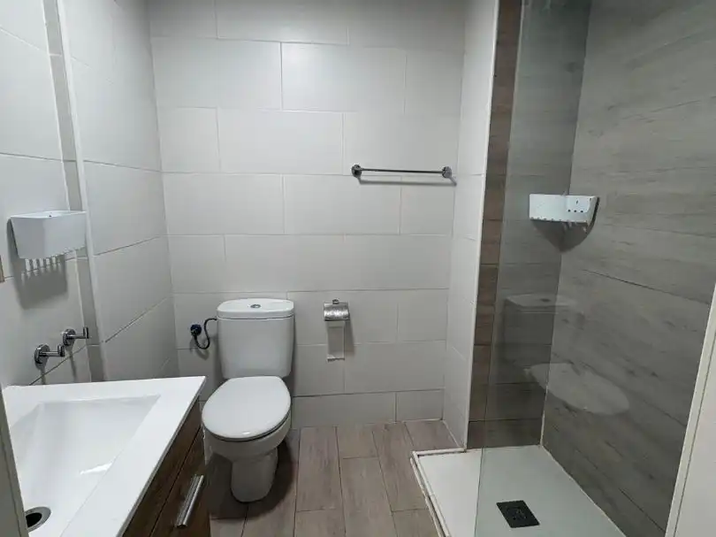 Piso de alquiler en Carrer de Ramón y Cajal, 69, Plaça Catalunya - Escola Industrial Baño de Piso de alquiler en Terrassa con Aire acondicionado, Calefacción y Amueblado