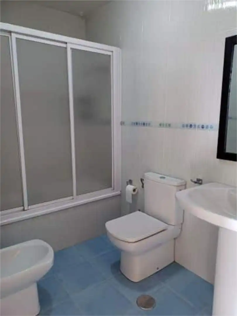 Ático de alquiler en Betanzos Baño de Ático de alquiler en Betanzos con Calefacción, Terraza y Trastero