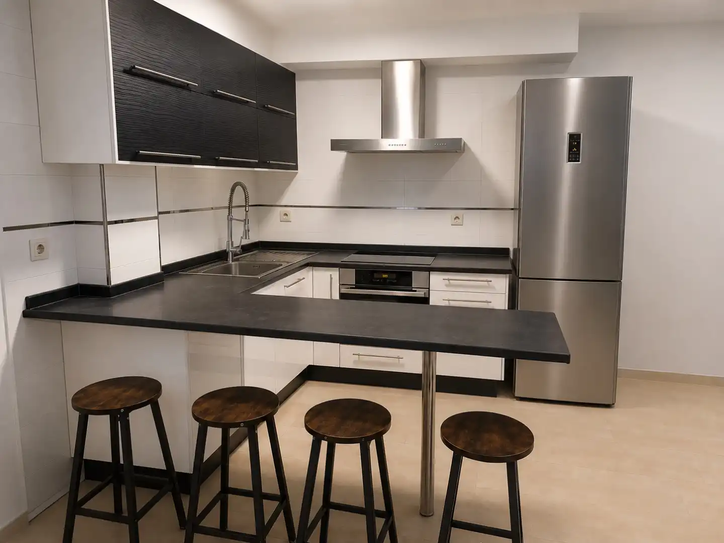 Flat for rent in Estrada de Catabois, 440, A Malata - Catabois - Ciudad Jardín Kitchen of Flat for rent in Ferrol with Heating, Parquet flooring and Storage room