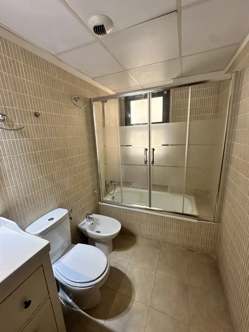 Bathroom of Flat for rent in Córdoba  with Air Conditioner, Heating and Parquet flooring