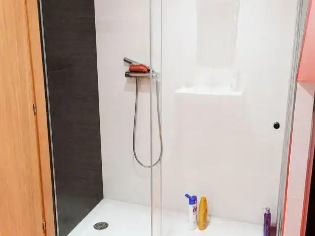 Piso en venta en Calle Ferrocarril, Bezana - Prezanes Baño de Piso en venta en Santa Cruz de Bezana con Calefacción, Parquet y Terraza