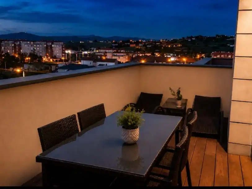 Piso en venta en Calle Ferrocarril, Bezana - Prezanes Terraza de Piso en venta en Santa Cruz de Bezana con Calefacción, Parquet y Terraza