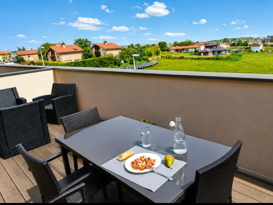Piso en venta en Calle Ferrocarril, Bezana - Prezanes Terraza de Piso en venta en Santa Cruz de Bezana con Calefacción, Parquet y Terraza