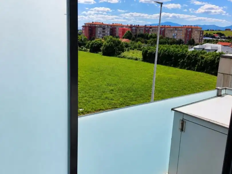 Piso en venta en Calle Ferrocarril, Bezana - Prezanes Terraza de Piso en venta en Santa Cruz de Bezana con Calefacción, Parquet y Terraza