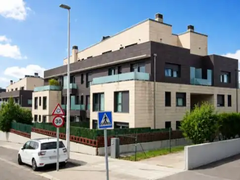 Piso en venta en Calle Ferrocarril, Bezana - Prezanes Vista exterior de Piso en venta en Santa Cruz de Bezana con Calefacción, Parquet y Terraza