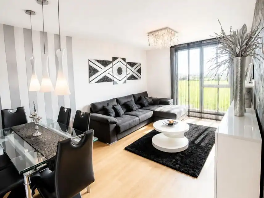 Piso en venta en Calle Ferrocarril, Bezana - Prezanes Sala de estar de Piso en venta en Santa Cruz de Bezana con Calefacción, Parquet y Terraza