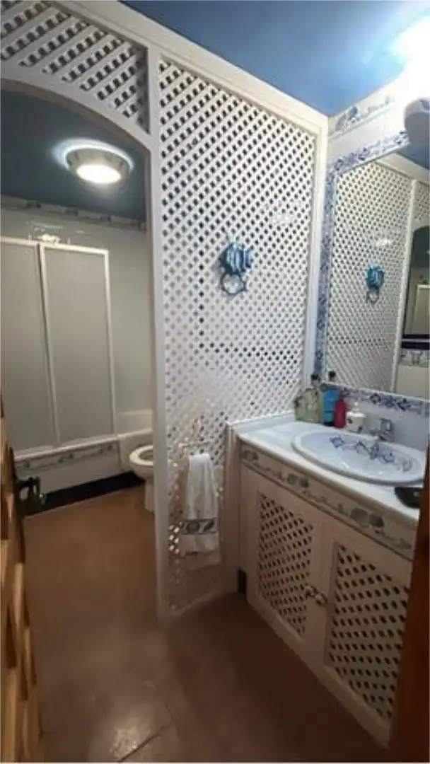 Apartamento de alquiler en Los Jardines de Marbella - La Ermita Baño de Apartamento de alquiler en Marbella con Calefacción, Jardín privado y Terraza