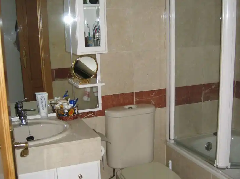 Wohnung zur Miete in Avenida de Europa, 30, Madrid Capital Badezimmer von Wohnung zur Miete in Madrid Capital mit Klimaanlage, Terrasse und Schwimmbad