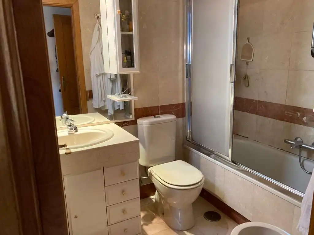 Wohnung zur Miete in Avenida de Europa, 30, Madrid Capital Badezimmer von Wohnung zur Miete in Madrid Capital mit Klimaanlage, Terrasse und Schwimmbad