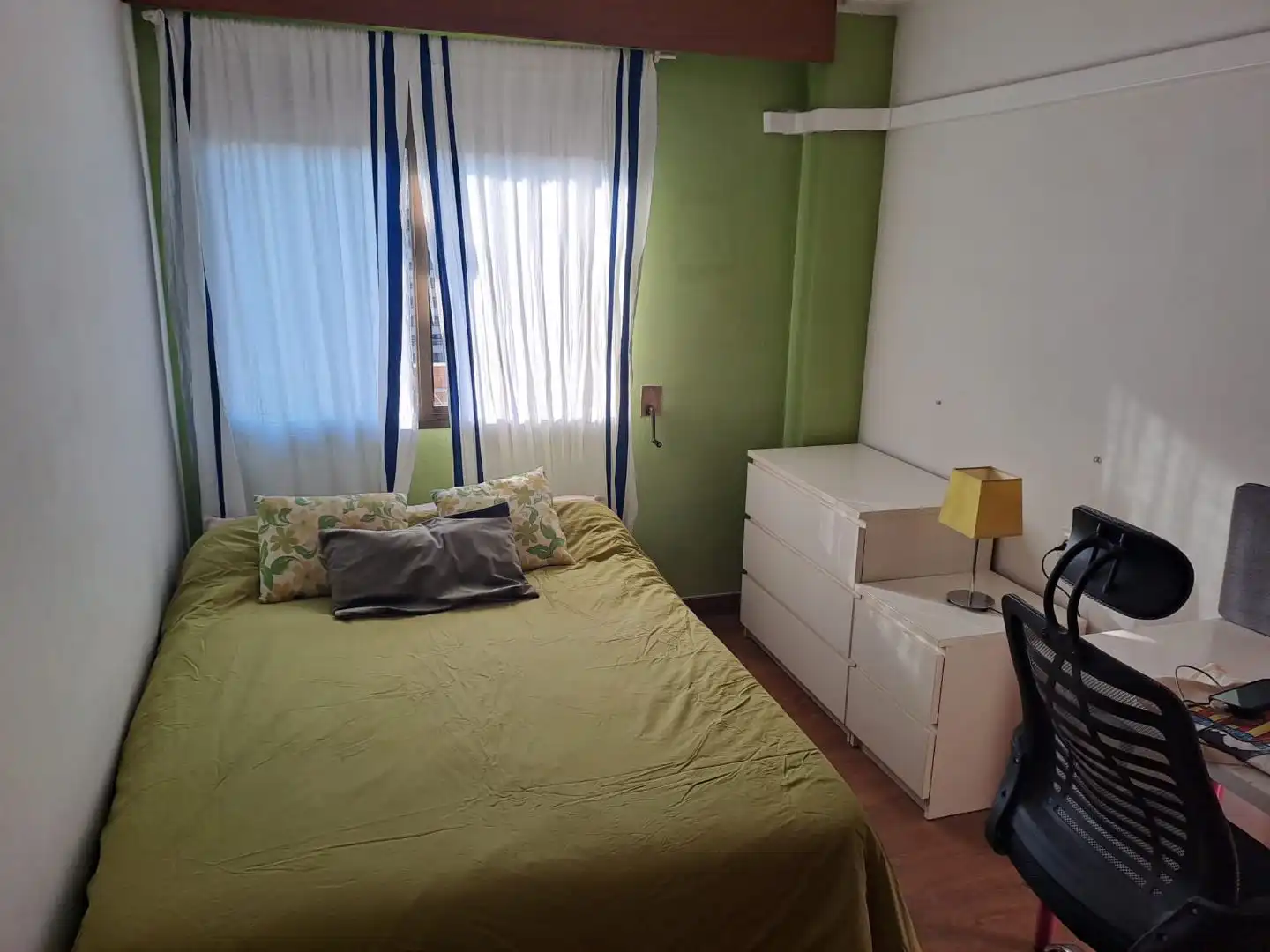 Wohnung zur Miete in Carrer d'Alfauir, 42, Sant Llorenç - Zona Alfahuir Schlafzimmer von Wohnung zur Miete in Valencia mit Klimaanlage, Heizung und Privatgarten
